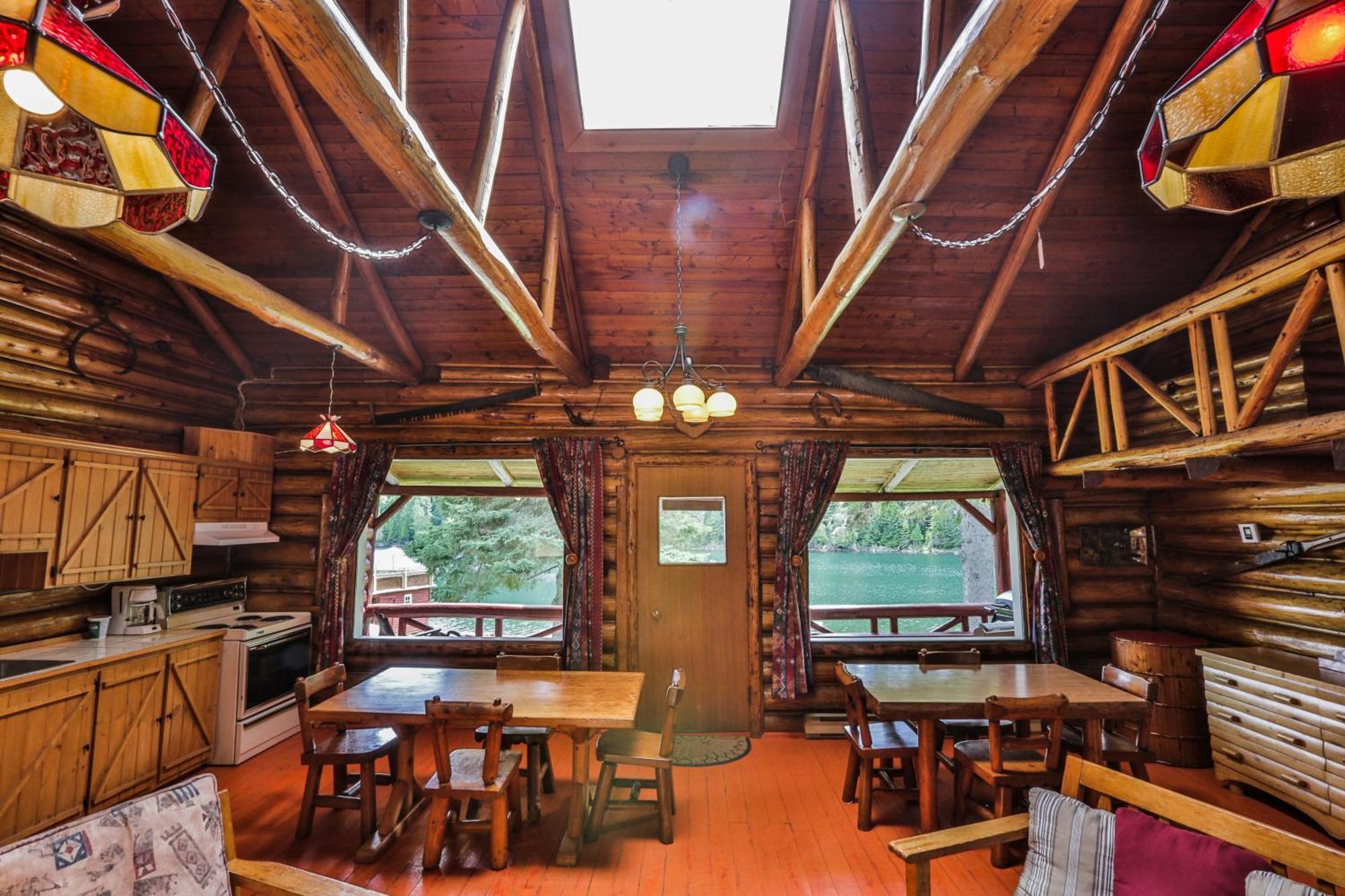 Kan-A-Mouche Pourvoirie Auberge Et Chalets Saint-Michel Habitación foto