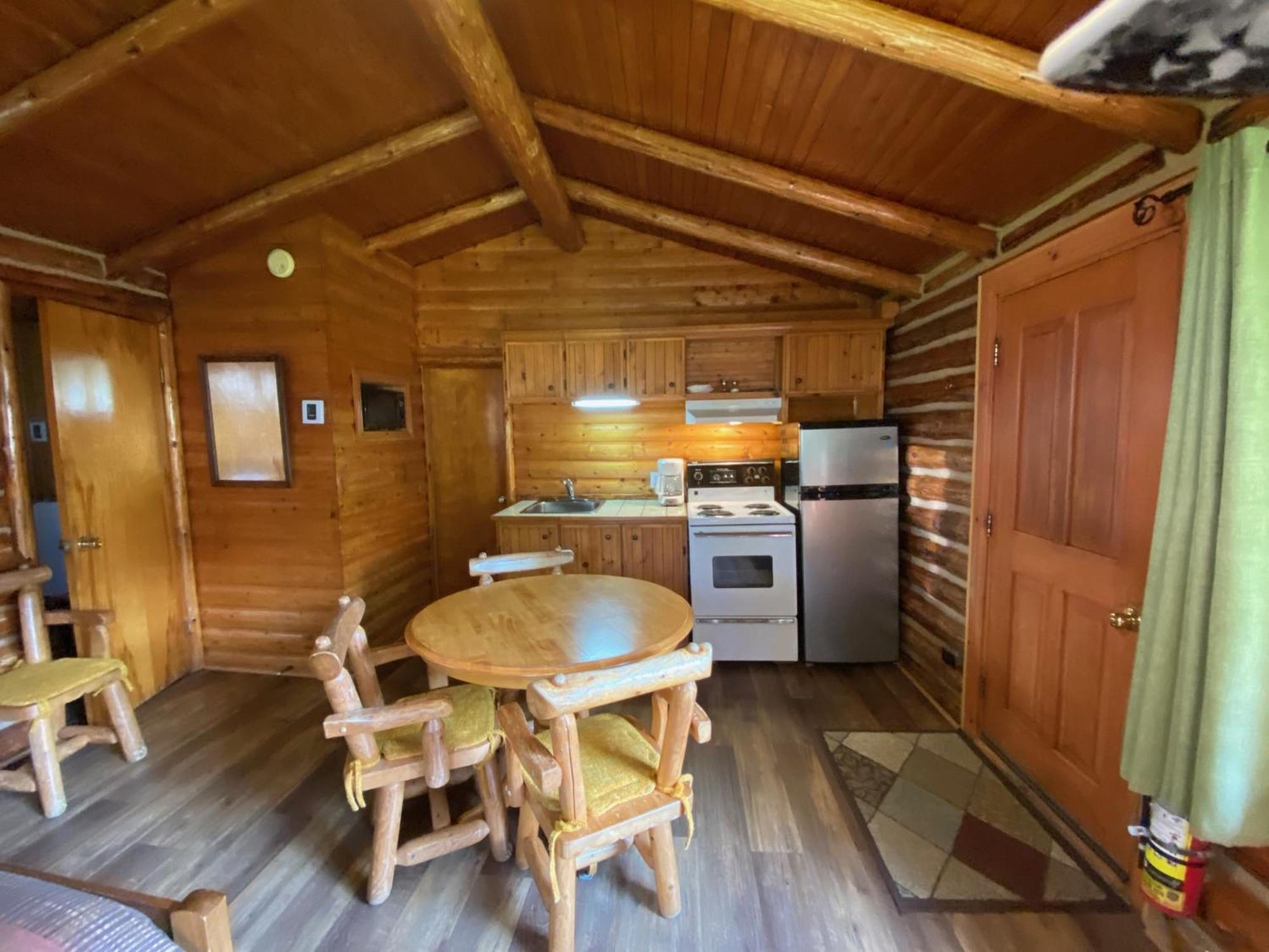 Kan-A-Mouche Pourvoirie Auberge Et Chalets Saint-Michel Habitación foto