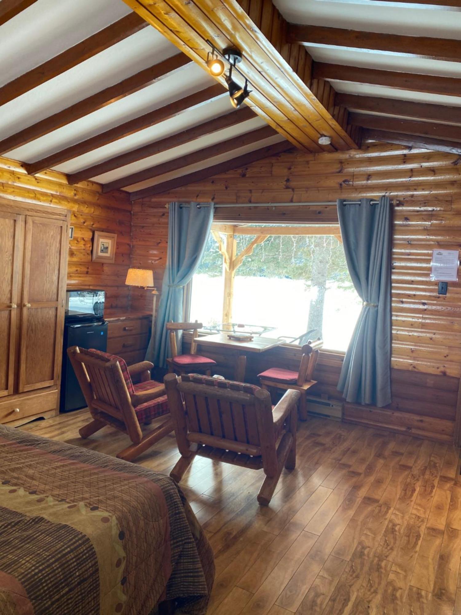 Kan-A-Mouche Pourvoirie Auberge Et Chalets Saint-Michel Habitación foto