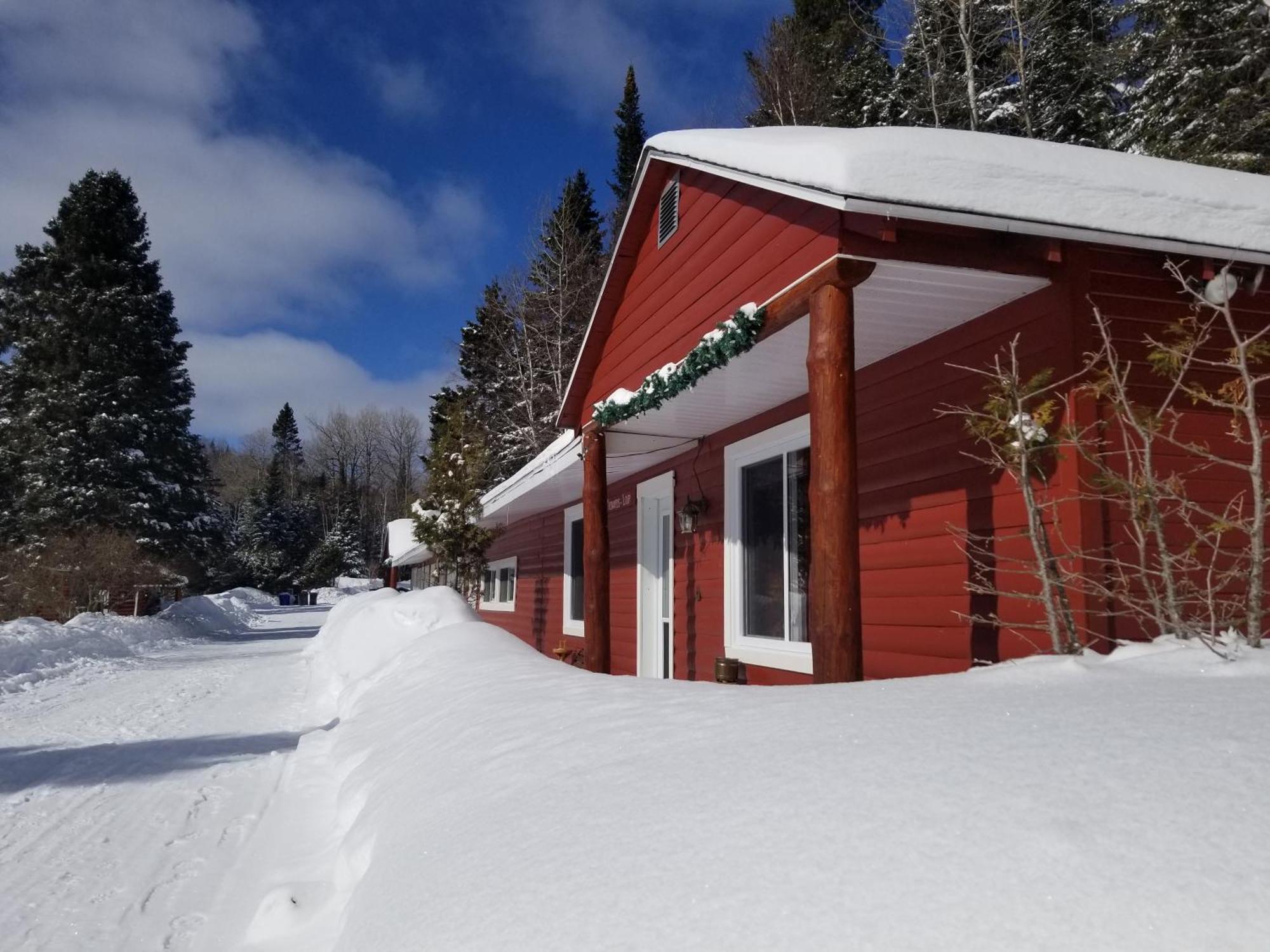 Kan-A-Mouche Pourvoirie Auberge Et Chalets Saint-Michel Exterior foto
