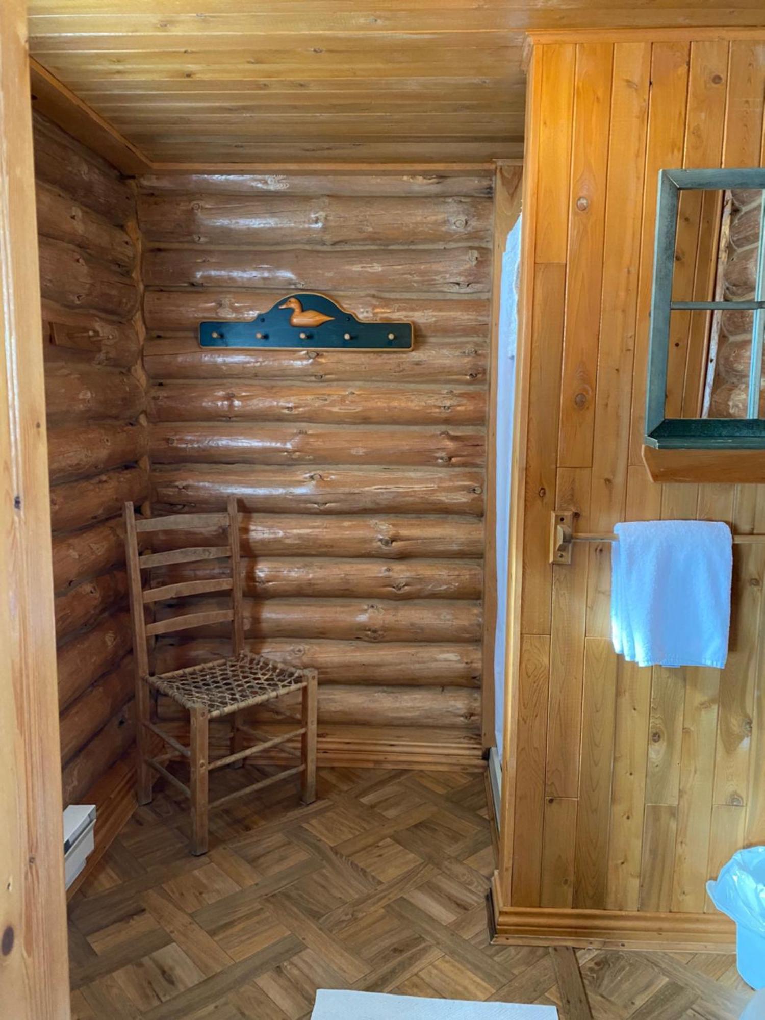Kan-A-Mouche Pourvoirie Auberge Et Chalets Saint-Michel Habitación foto