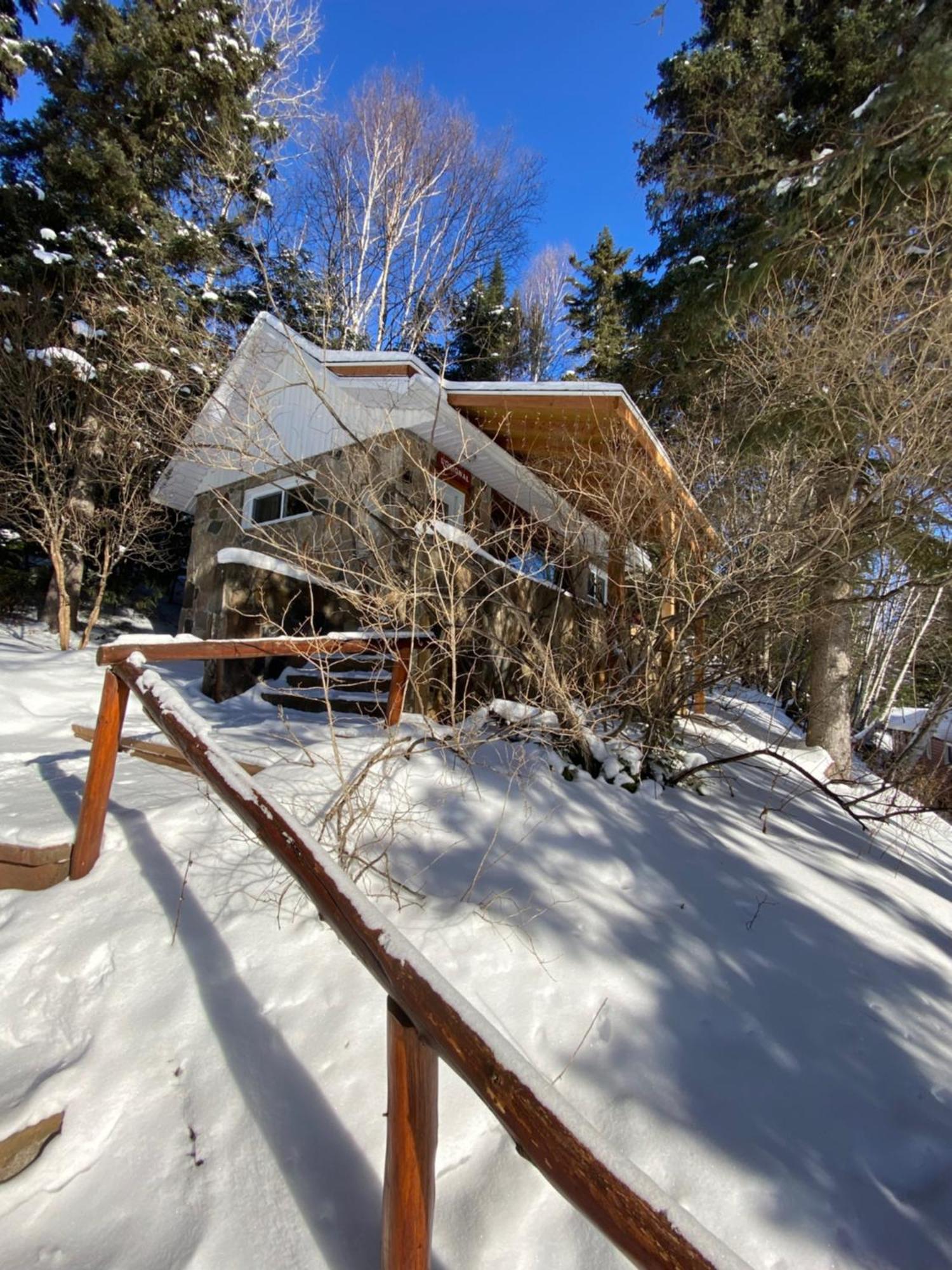 Kan-A-Mouche Pourvoirie Auberge Et Chalets Saint-Michel Exterior foto