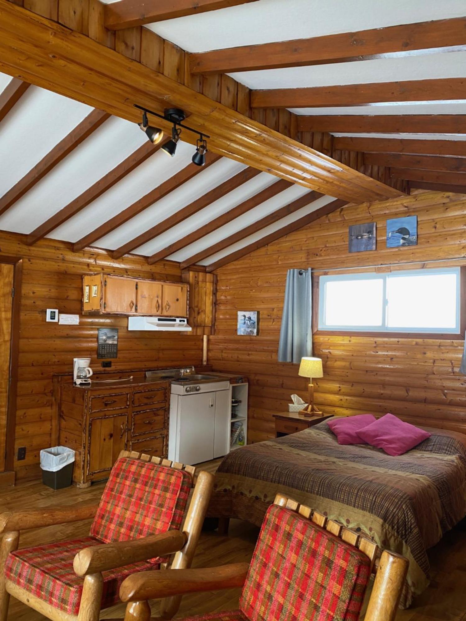 Kan-A-Mouche Pourvoirie Auberge Et Chalets Saint-Michel Habitación foto