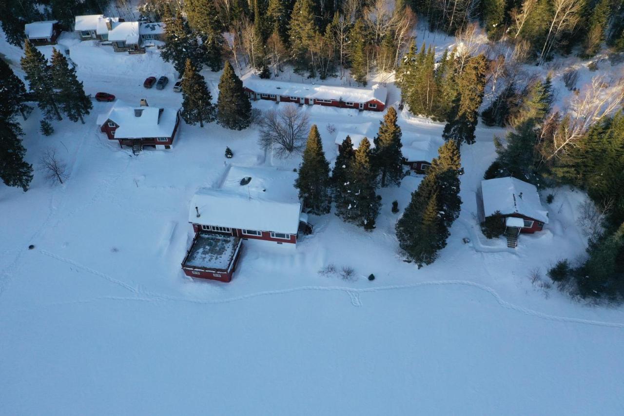 Kan-A-Mouche Pourvoirie Auberge Et Chalets Saint-Michel Exterior foto