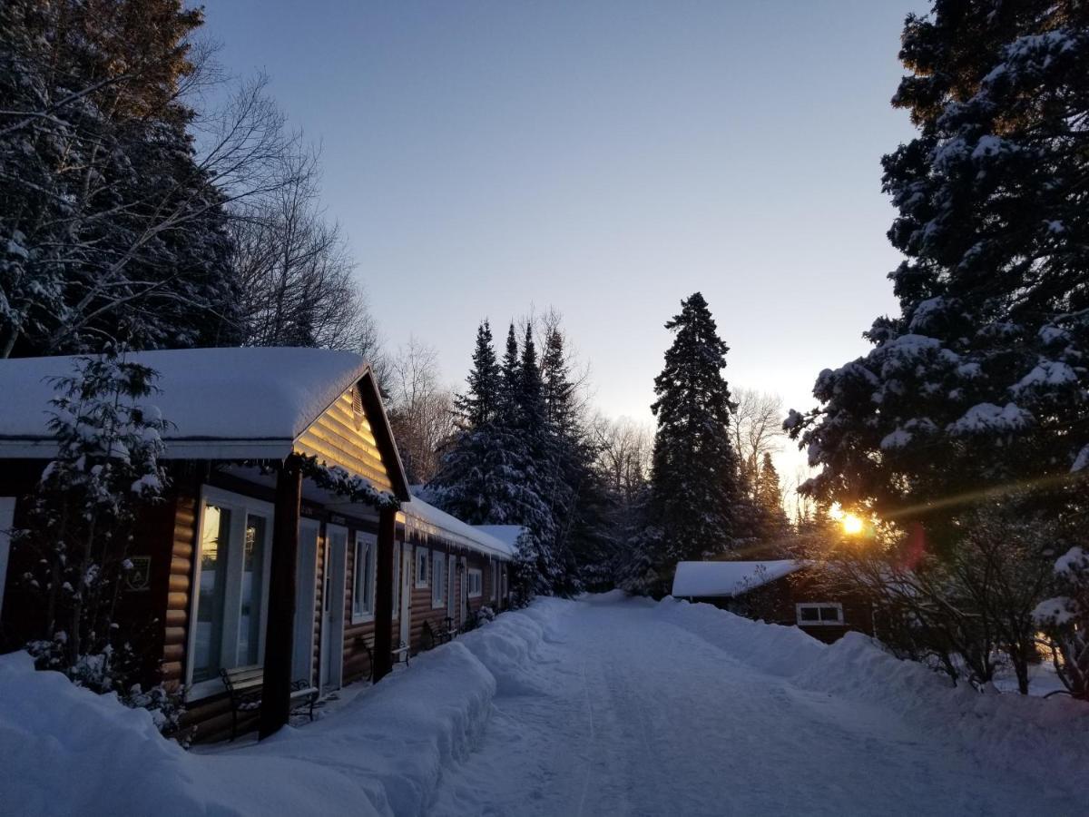 Kan-A-Mouche Pourvoirie Auberge Et Chalets Saint-Michel Exterior foto