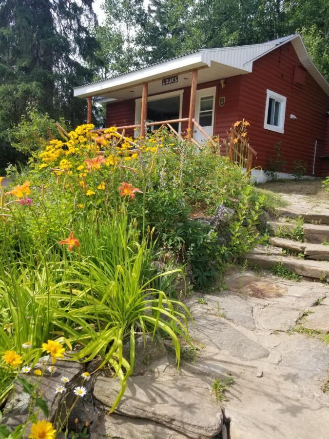 Kan-A-Mouche Pourvoirie Auberge Et Chalets Saint-Michel Exterior foto